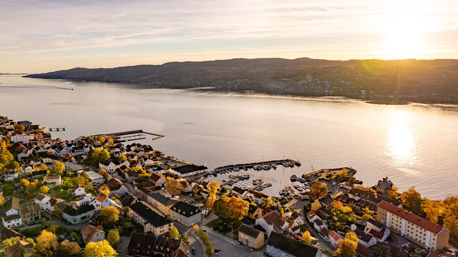 Dronebilde av Drøbak sentrum og fjorden i solnedgang