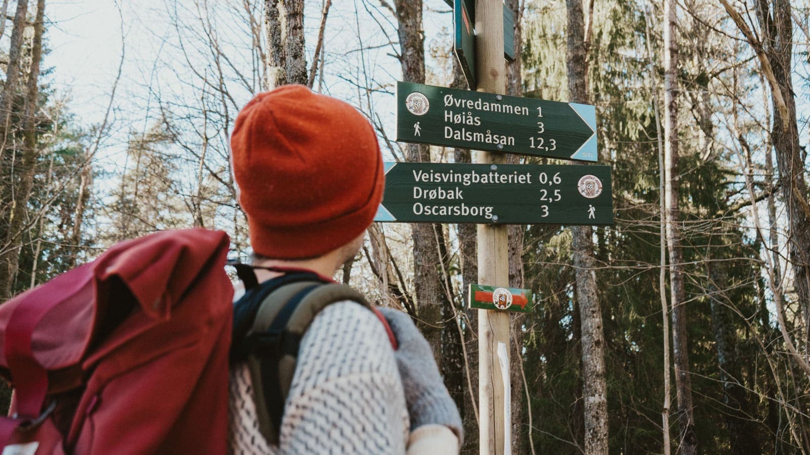 Mann som står på skilt på fottur