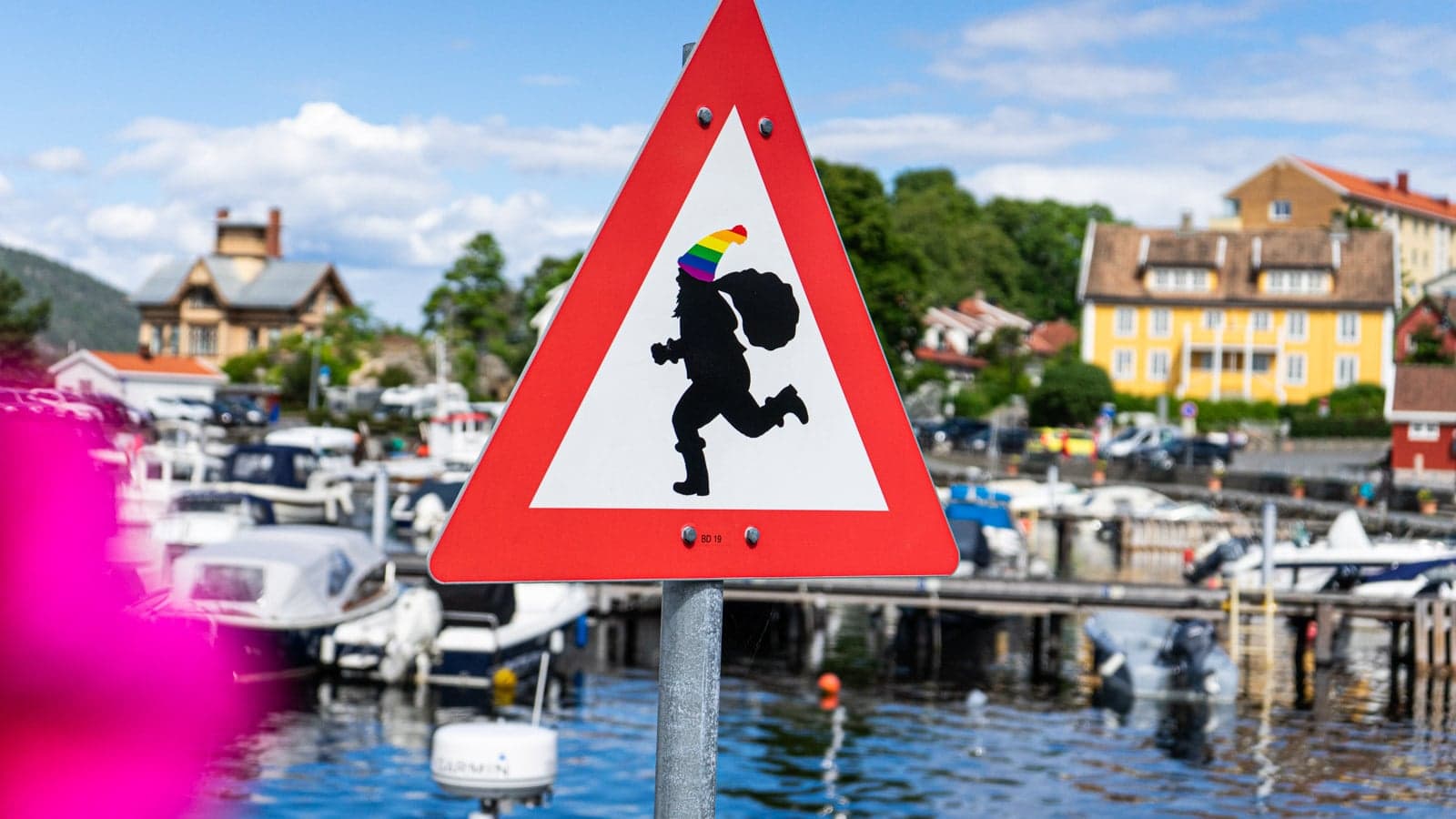 Nisseskilt med pridenisselue i båthavn