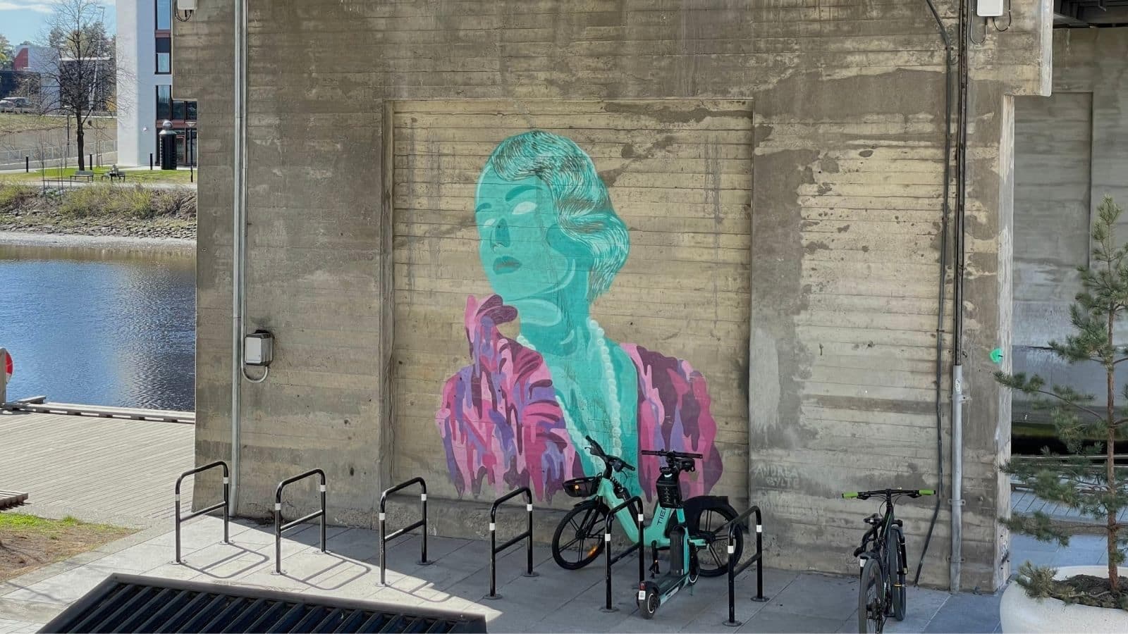 Gatekunst dame på betongvegg under en bro