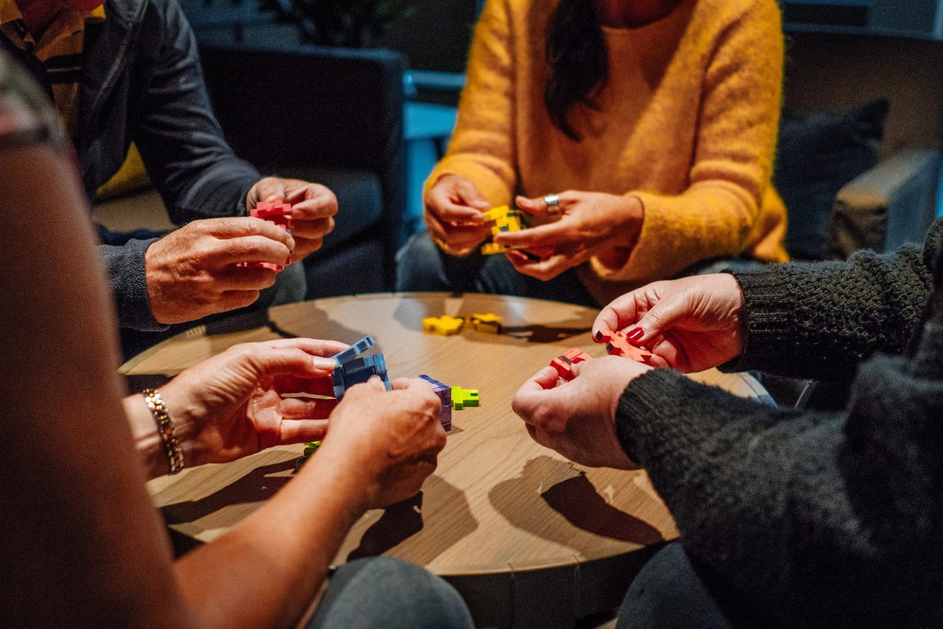 Fire personer som spiller et spill rundt et bord