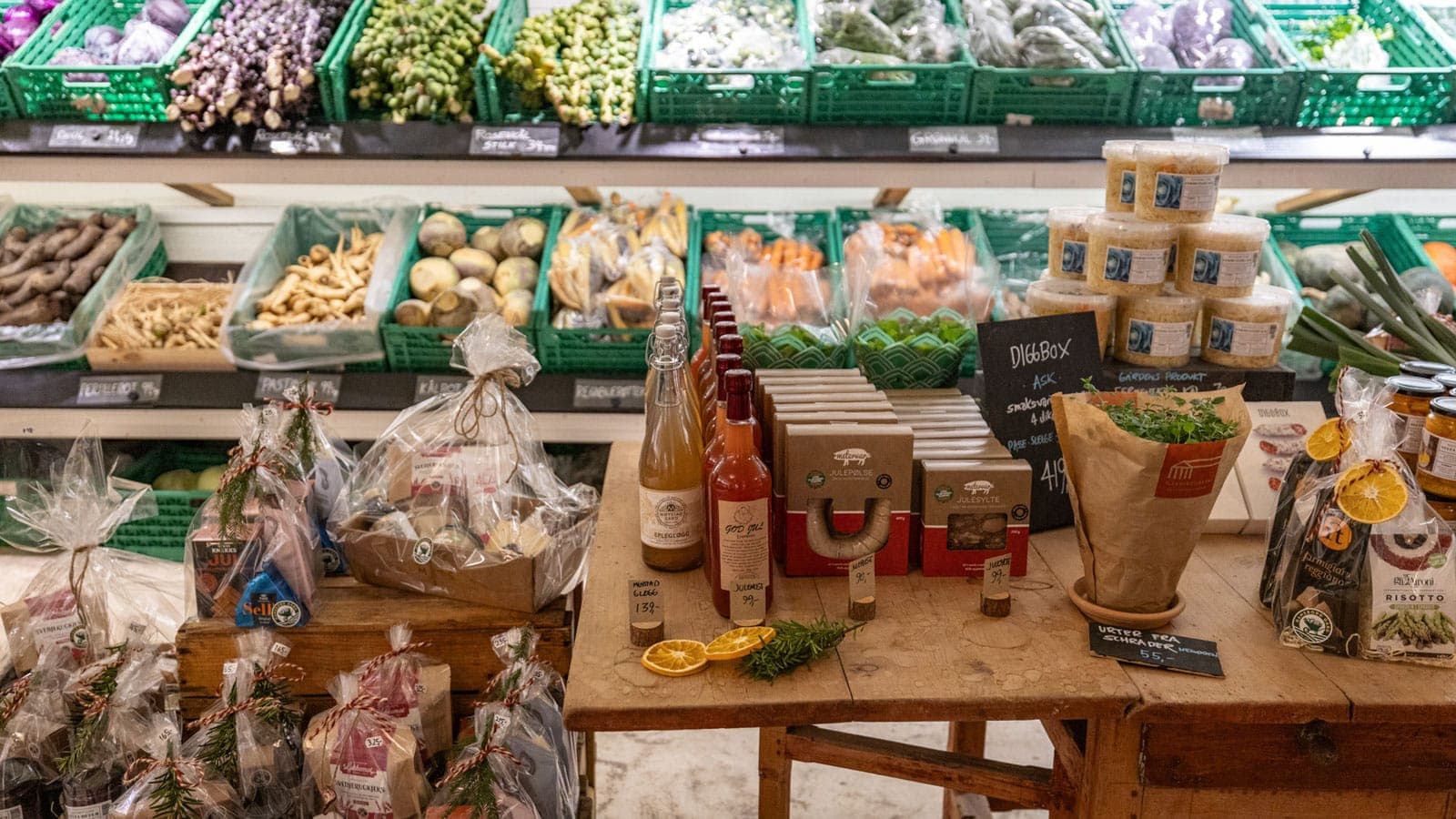 Gårdsbutikk fylt med grønnsaker og lokale spesialiteter