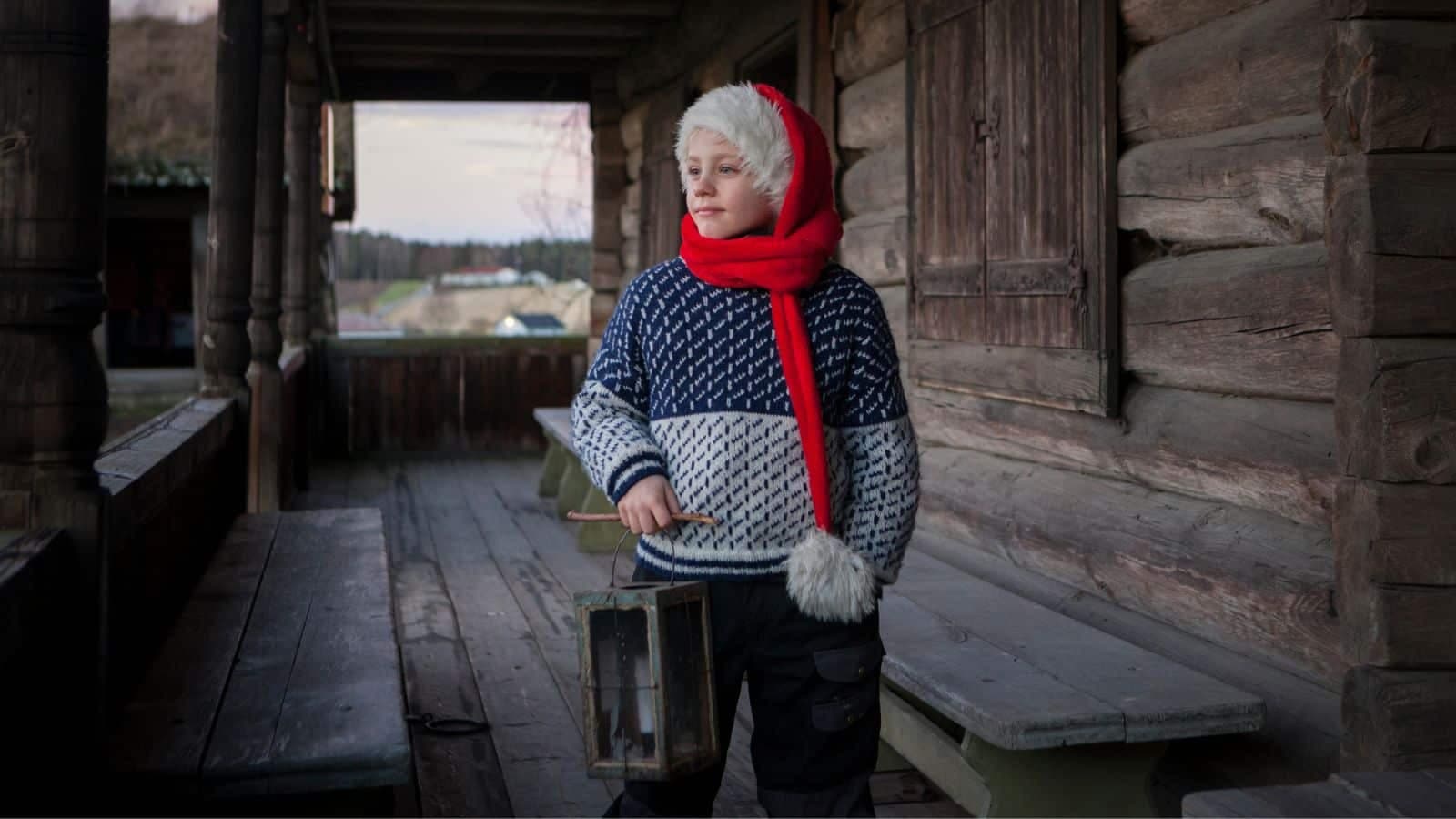 Gutt med nisselue og strikkegenser