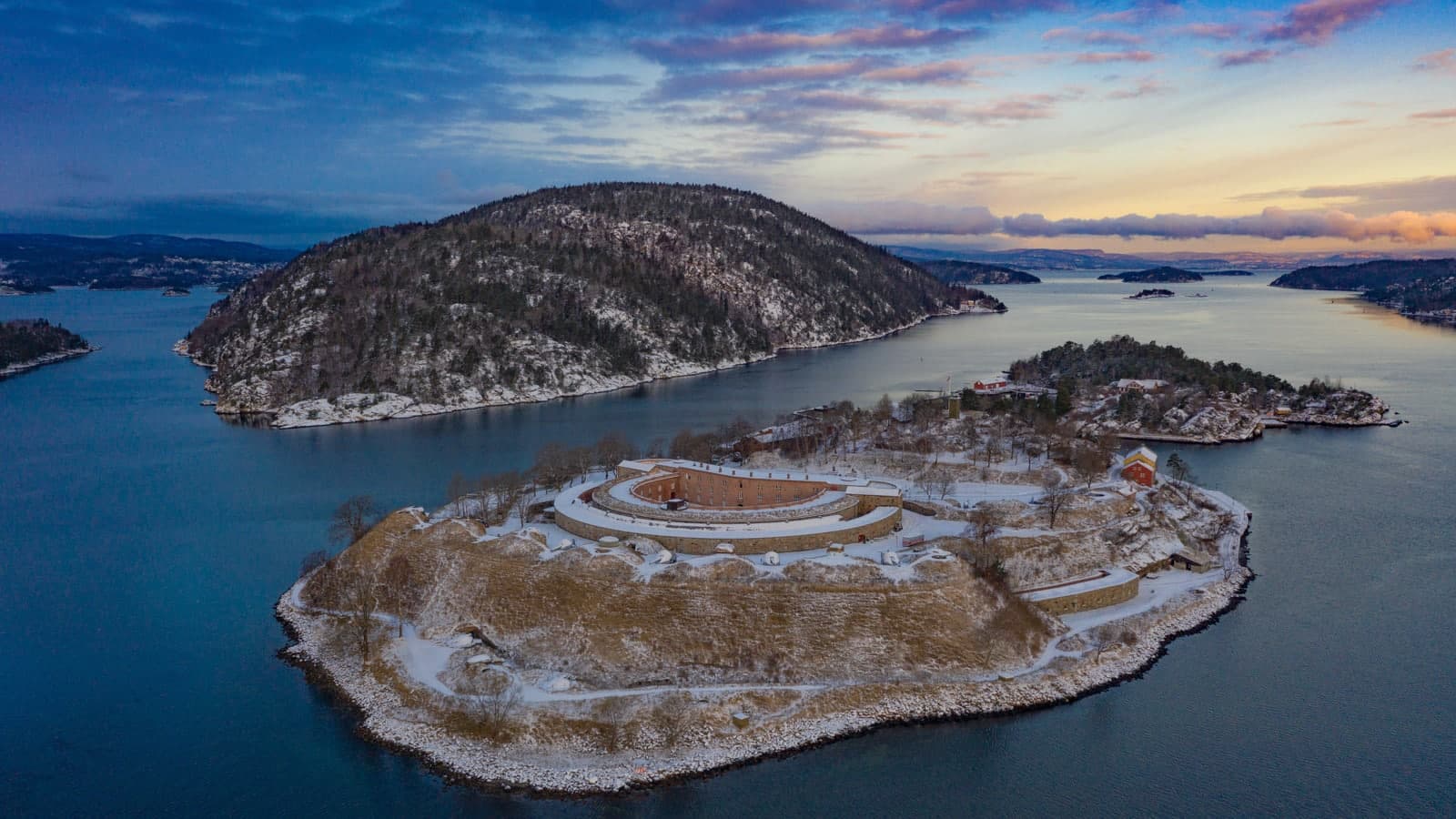 Oscarsborg festning i vinterdrakt i soloppgang
