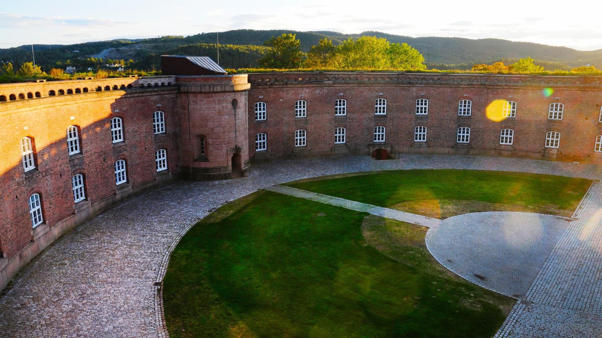 Oscarsborg festning i solnedgangslys